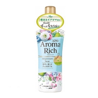 LION Aroma Rich Кондиционер для белья "Sarah" с богатым ароматом цветов, груши и бергамота, 520 мл - Магазин японской и корейской косметики, бытовой химии - Мандарин